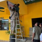 Anggota Satpol PP Kabupaten Merauke lakukan pemasangan plang di Hotel Royal – Surya Papua/Frans Kobun
