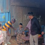 Bupati Merauke, Romanus Mbaraka saat sedang menyapa Tokoh Jamer, Mbah Samijan – Surya Papua/Frans Kobun