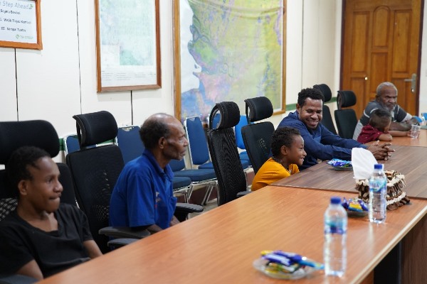 Ketiga anak  yang telah difasilitasi bantuan opersi penyembuhan beserta keluarga – Surya Papua/IST