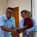 TSE Group menyerahkan tanda kasih kepada Gerardus Endewip- Surya Papua/IST