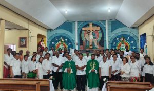 Foto bersama pengurus Dewan Pastoral Paroki Santa Theresia Buti usai misa dan pelantikan di Gereja St. Theresia Buti- Surya Papua/Frans Kobun
