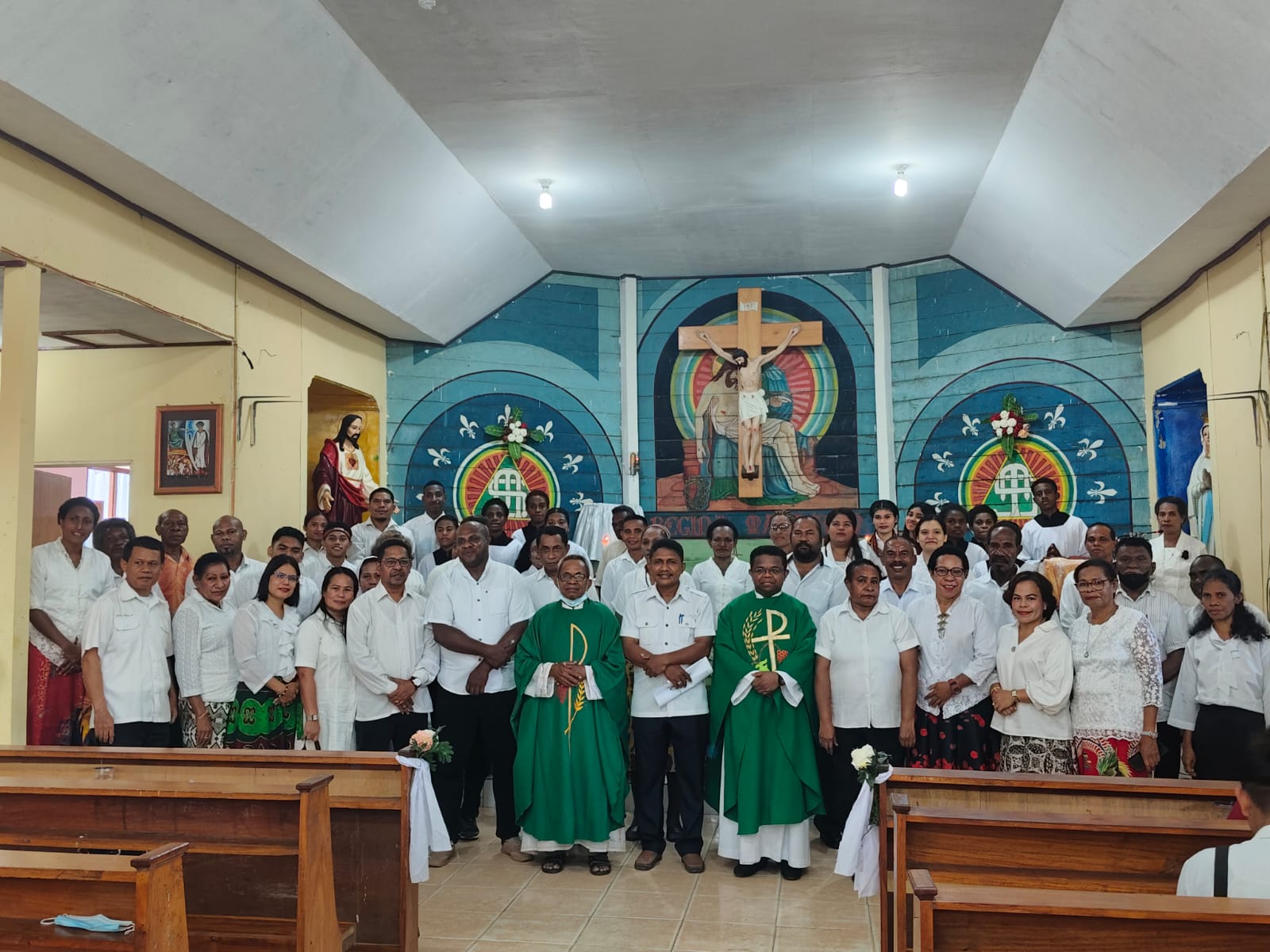 Foto bersama pengurus Dewan Pastoral Paroki Santa Theresia Buti usai misa dan pelantikan di Gereja St. Theresia Buti- Surya Papua/Frans Kobun