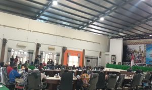Perwakilan masyarakat Kimahima dan Maklew berdialog bersama DPRD Merauke serta anggota MRP Papua Selatan – Surya Papua/Frans Kobun