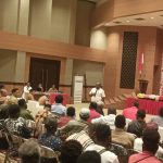 Bupati Merauke, Romanus Mbaraka sedang memberikan penjelasan kepada masyarakat Kimahima dan maklew sehubungan dengan investasi tebu di dua wilayah tersebut – Surya Papua/Frans Kobun