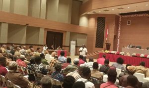 Bupati Merauke, Romanus Mbaraka sedang memberikan penjelasan kepada masyarakat Kimahima dan maklew sehubungan dengan investasi tebu di dua wilayah tersebut – Surya Papua/Frans Kobun