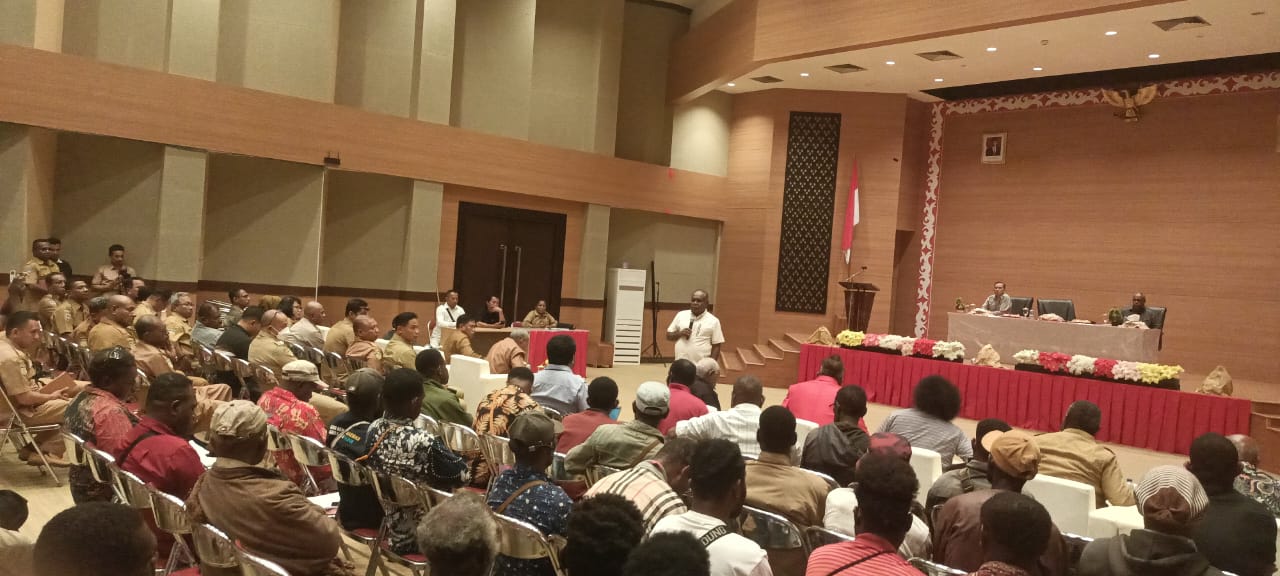 Bupati Merauke, Romanus Mbaraka sedang memberikan penjelasan kepada masyarakat Kimahima dan maklew sehubungan dengan investasi tebu di dua wilayah tersebut – Surya Papua/Frans Kobun