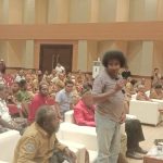 Rohaniawan Katolik, Pastor Pius Manu, Pr sedang berbicara dalam pertemuan bersama Bupati Merauke, Romanus Mbaraka – Surya Papua/Frans Kobun
