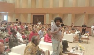 Rohaniawan Katolik, Pastor Pius Manu, Pr sedang berbicara dalam pertemuan bersama Bupati Merauke, Romanus Mbaraka – Surya Papua/Frans Kobun