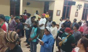 Pengurus Dewan Pastoral Paroki Santa Theresia Buti sedang mengikuti gladi bersama di gereja – Surya Papua/Frans Kobun