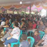Seribuan umat Katolik memadati Gereja Katolik Santa Theresia Buti mengikuti perayaan misa sekaligus HUT ke-1 KBK KAMe – Surya Papua/Frans Kobun