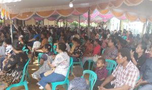 Seribuan umat Katolik memadati Gereja Katolik Santa Theresia Buti mengikuti perayaan misa sekaligus HUT ke-1 KBK KAMe – Surya Papua/Frans Kobun