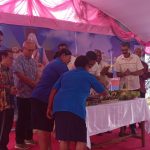Pemotongan kue ulang tahun oleh Pengurus KBK KAMe yang berlangsung di halaman Gereja Santa Theresia Buti- Surya Papua/Frans Kobun
