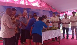 Pemotongan kue ulang tahun oleh Pengurus KBK KAMe yang berlangsung di halaman Gereja Santa Theresia Buti- Surya Papua/Frans Kobun