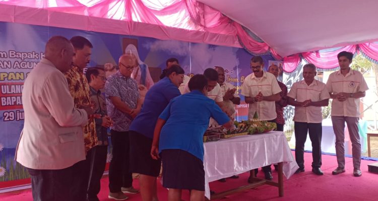 Pemotongan kue ulang tahun oleh Pengurus KBK KAMe yang berlangsung di halaman Gereja Santa Theresia Buti- Surya Papua/Frans Kobun