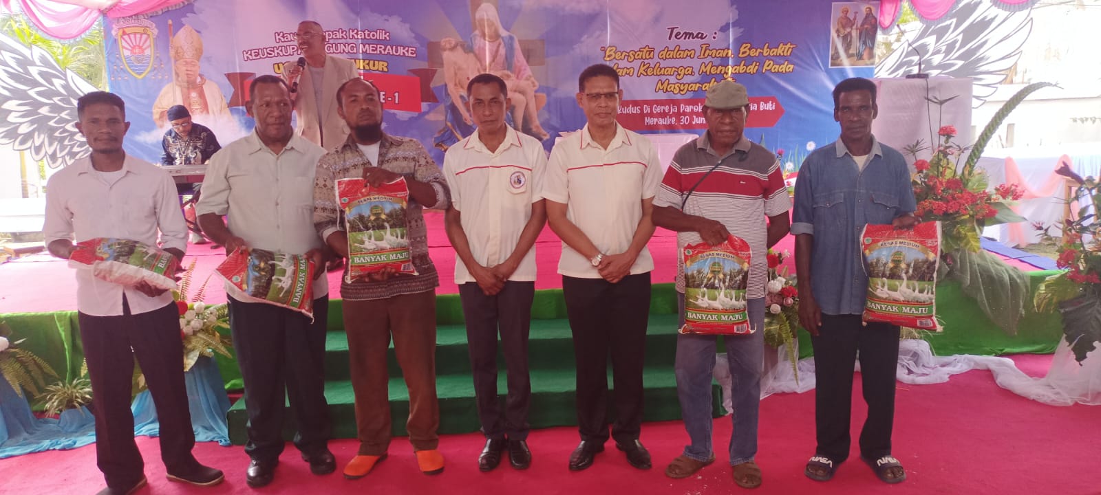 Bantuan paket sembako yang diberikan kepada perwakilan KBK Paroki Santa Theresia Buti – Surya Papua/Frans Kobun