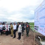 Bupati Merauke, Romanus Mbaraka sedang berdialog bersama Presiden RI, Joko Widodo didampinbgi Ibu Iroana serta sejumlah menteri di sekitar areal persawahan di Kampung Telaga Sari, Distrik Kurik – Surya Papua/IST
