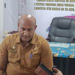Kepala Badan Pengelola Pertbatasan Kabupaten Merauke, Rekianus Samkakai berikan keterangan pers kepada sejumlah wartawan di kantornya – Surya Papua/Frans Kobun