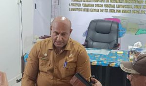 Kepala Badan Pengelola Pertbatasan Kabupaten Merauke, Rekianus Samkakai berikan keterangan pers kepada sejumlah wartawan di kantornya – Surya Papua/Frans Kobun