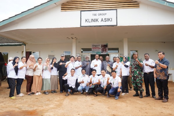 Tenaga medis di klinik foto bersama dengan Penjabat Gubernur Papua Selatan, Apolo Safanpo- Surya Papua/IST