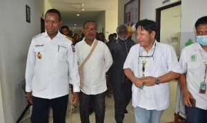 Penjabat Gubernur Papua Selatan, Apolo Safanpo saat melakukan peninjauan klinik milik TSE Group beberapa waktu lalu – Surya Papua/IST