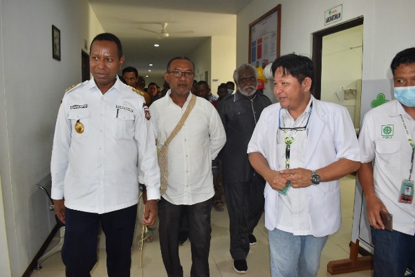 Penjabat Gubernur Papua Selatan, Apolo Safanpo saat melakukan peninjauan klinik milik TSE Group beberapa waktu lalu – Surya Papua/IST