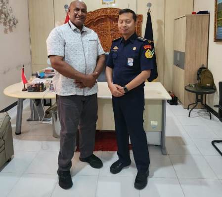 Kasubag Urusan Rumah Tangga Balai PSDKP Benoa-Bali foto bersama dengan Rekianus Samkakai – Surya Papua/IST