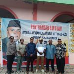 Penyerahan secara simbolis bantuan material bangunan kepada pengurus masjid – Surya Papua/Frans Kobun