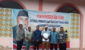 Penyerahan secara simbolis bantuan material bangunan kepada pengurus masjid – Surya Papua/Frans Kobun