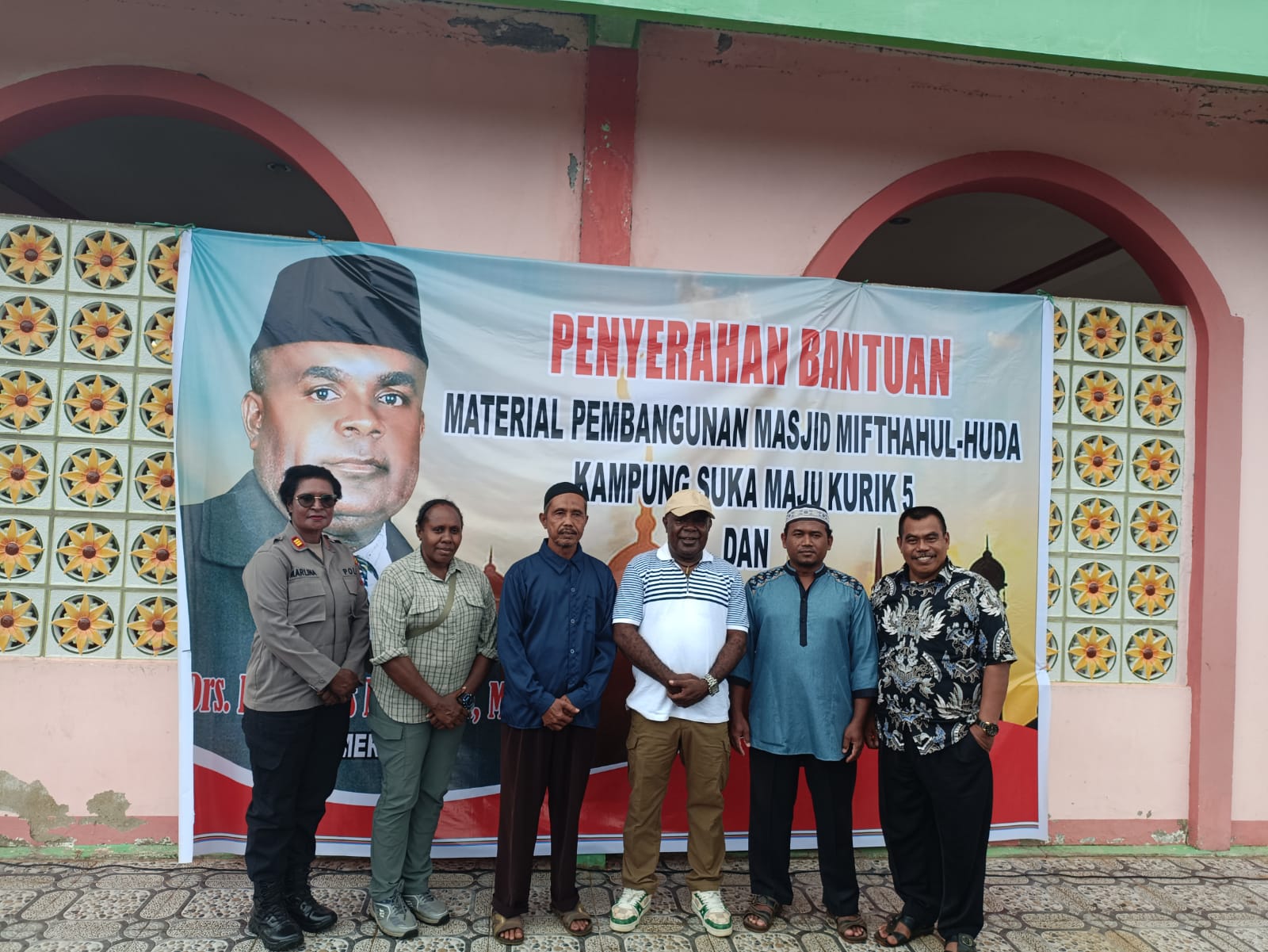 Penyerahan secara simbolis bantuan material bangunan kepada pengurus masjid – Surya Papua/Frans Kobun