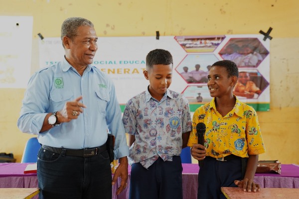 Dialog siswa-siswi bersama Daniel Sim Ayomi, A.Md, S,Sos, S.H, MPA selaku Deputy General Manager Humas PPA MGT – Surya Papua/IST