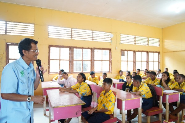 Kegiatan edukasi yang dilakukan TSE Group kepada siswa-siswi di SMPN Camp 19 Kampung Asiki, Distrik Jair, Kabupaten Boven Digoel- Surya Papua/IST