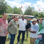 Romanus Mbaraka saat bersama Yoseph Gebze-Fauzun NIhayah serta anggota DPR RI, Sulaeman Hamzah di Kampung Suka Maju – Surya Papua/Frans Kobun