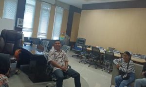 Kepala Badan Pengelola Keuangan dan Aset Daerah Kabupaten Merauke, Elias Mite sedang bersama sejumlah jurnalis – Surya Papua/Frans Kobun