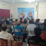 Bupati Merauke, Romanus Mbaraka sedang melakukan pertemuan bersama puluhan masyarakat Marind – Surya Papua/Frans Kobun