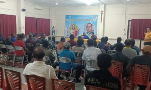 Bupati Merauke, Romanus Mbaraka sedang melakukan pertemuan bersama puluhan masyarakat Marind – Surya Papua/Frans Kobun