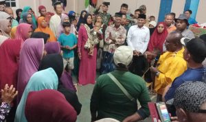 Romanus Mbaraka saat dikerumuni masyarakat untuk dialog – Surya Papua/Frans Kobun