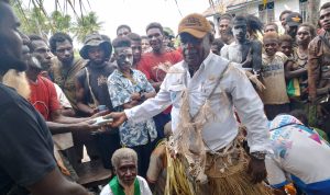 Bantuan dana yang diberikan kepada masyarakat di Kampung Sabon oleh Bupati Merauke, Romanus Mbaraka – Surya Papua/Frans Kobun
