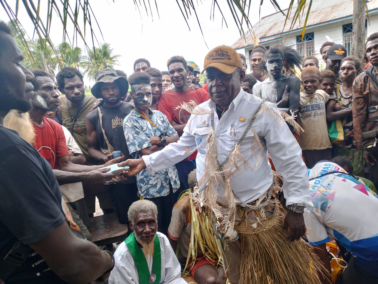 Bantuan dana yang diberikan kepada masyarakat di Kampung Sabon oleh Bupati Merauke, Romanus Mbaraka – Surya Papua/Frans Kobun