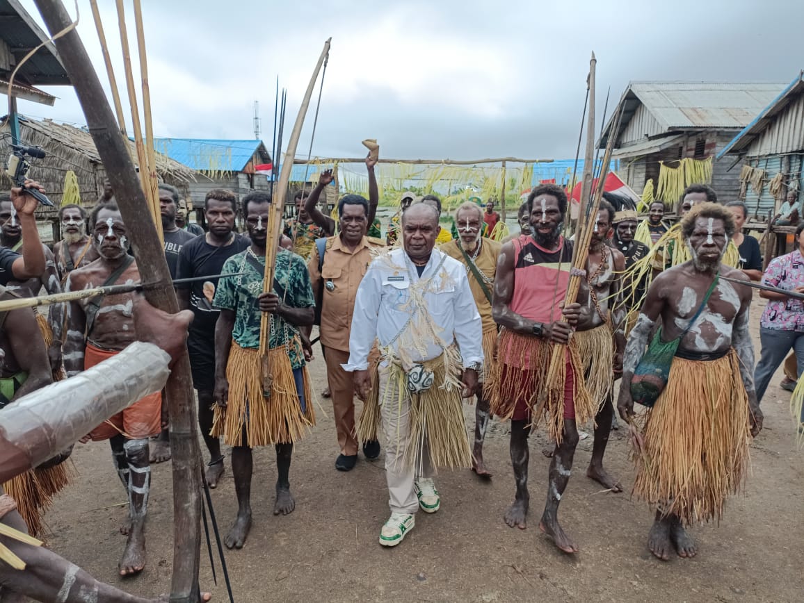 Bupati Merauke, Romanus Mbaraka saat diarak oleh masyarakat di Kampung Sabon – Surya Papua/Frans Kobun