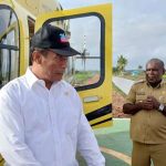 Mentan RI, Amran Suleman didampingi Bupati Merauke, Romanus Mbaraka saat berada di lokasi di Kmapung Telaga Sari – Surya Papua/Frans Kobun