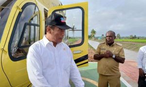 Mentan RI, Amran Suleman didampingi Bupati Merauke, Romanus Mbaraka saat berada di lokasi di Kmapung Telaga Sari – Surya Papua/Frans Kobun