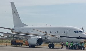 Pesawat jet yang digunakan Stafsus Menhan RI bersama Bupati Merauke saat terbang tadi pagi dari Jakarta – Surya Papua/Frans Kobun