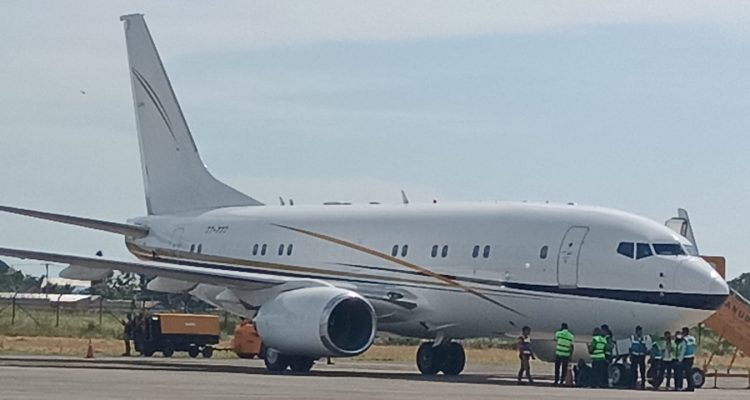 Pesawat jet yang digunakan Stafsus Menhan RI bersama Bupati Merauke saat terbang tadi pagi dari Jakarta – Surya Papua/Frans Kobun