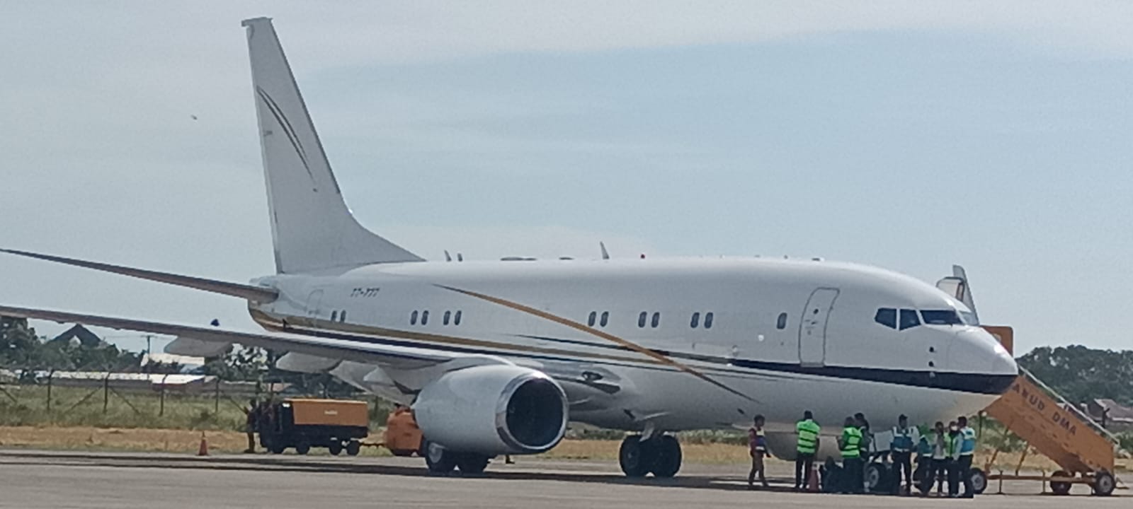 Pesawat jet yang digunakan Stafsus Menhan RI bersama Bupati Merauke saat terbang tadi pagi dari Jakarta – Surya Papua/Frans Kobun