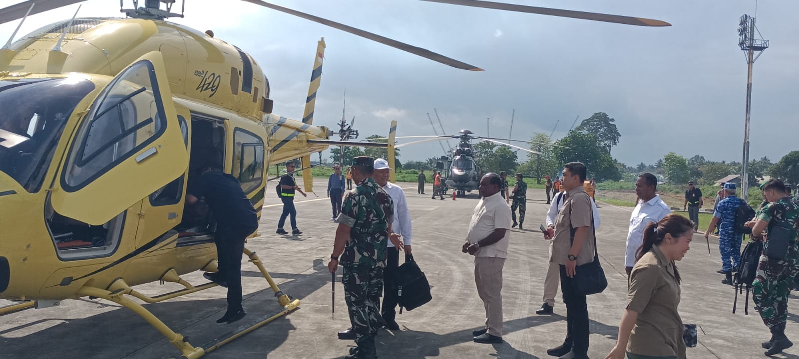 Bupati Merauke, Romanus Mbaraka ketika akan naik helicopter bersama Stafsus Menhan RI ke Kurik – Surya Papua/Frans Kobun