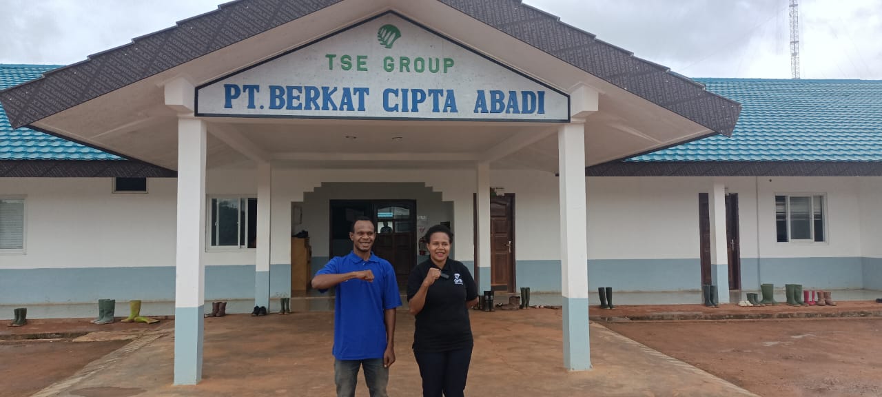 Efelince sedang foto bersama salah seorang rekannya yang juga mendapat beasiswa di depan Kantor PT BCA – Surya Papua/Frans Kobun
