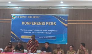 Ketua Koperasi Serba Usaha Iska Bekai, Abraham E. Yolmen sedang berikan sambutan – Surya Papua/Frans Kobun