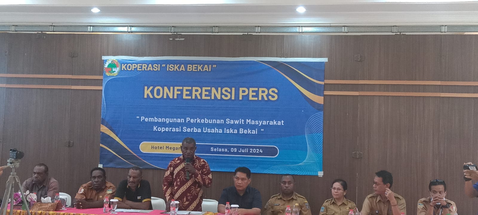 Ketua Koperasi Serba Usaha Iska Bekai, Abraham E. Yolmen sedang berikan sambutan – Surya Papua/Frans Kobun