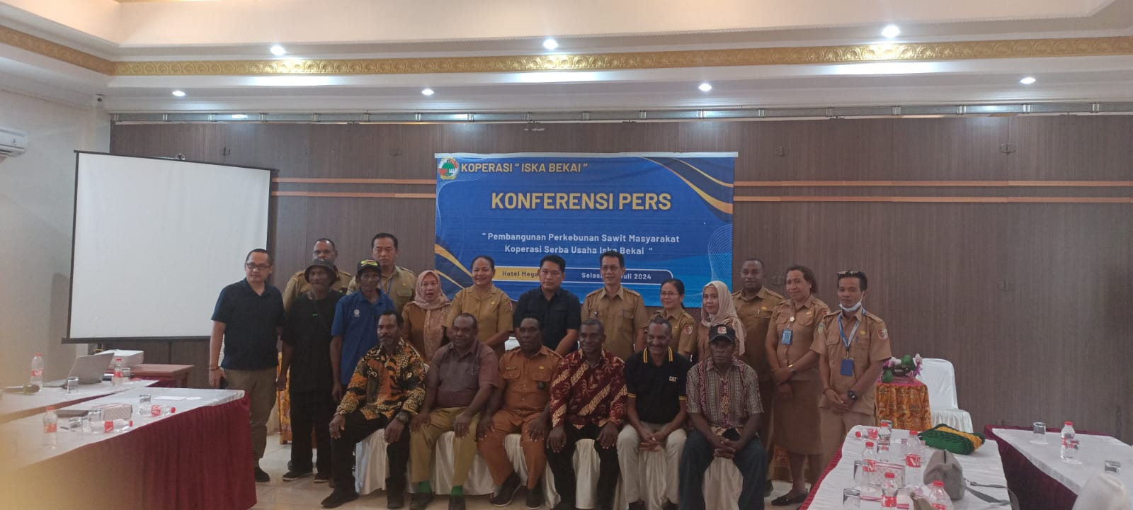 Foto bersama pejabat dari Kabupaten Merauke serta Pemprov Papua Selatan usai jumpa pers di Hotel Megaria – Surya Papua/Frans Kobun