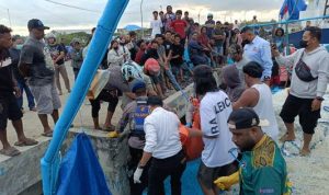 Korban Nahkoda Kapal Aru Jaya III sedang dievakuasi untuk dibawa ke RSUD Merauke – Surya Papua/IST